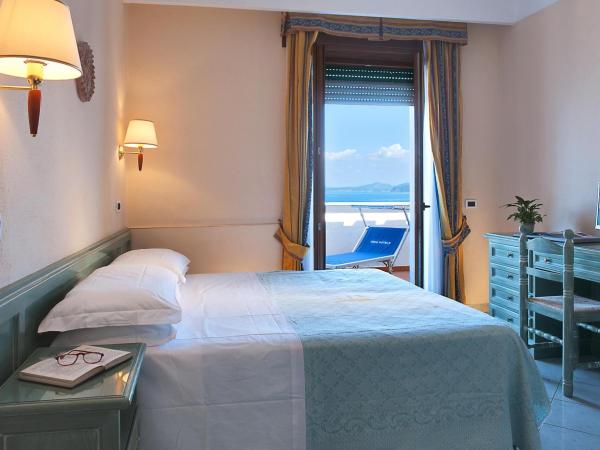 Parco Aurora Terme : photo 2 de la chambre chambre double ou lits jumeaux avec balcon