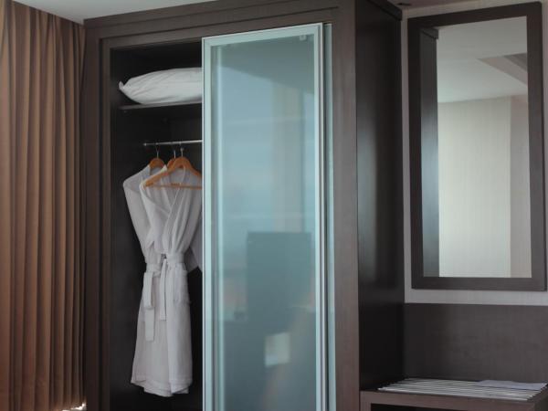 The Alana Surabaya : photo 8 de la chambre suite
