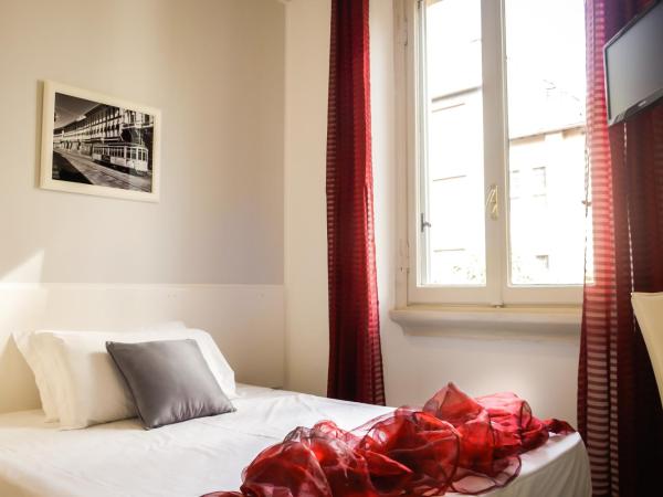 Hotel RossoVino Milano : photo 2 de la chambre chambre double avec salle de bains commune