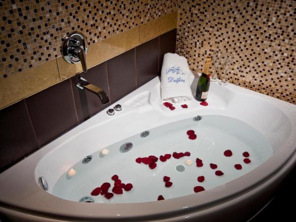 Delfini Villas : photo 8 de la chambre suite exécutive - bain à remous et vue sur caldera