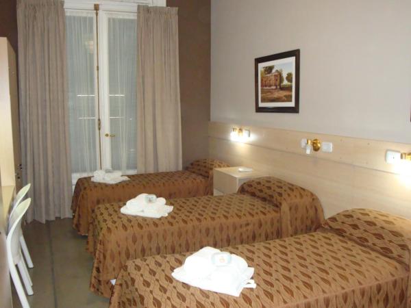 Hagoth Hostel : photo 1 de la chambre chambre triple avec salle de bains commune