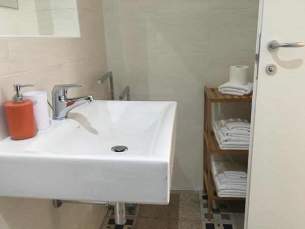 Cagliari d'Amare Via Roma : photo 2 de la chambre chambre double ou lits jumeaux deluxe avec balcon