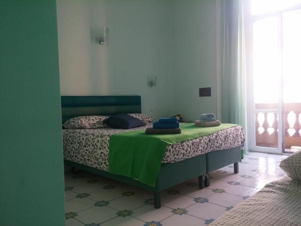 Viaggio a Napoli B&B : photo 3 de la chambre chambre triple