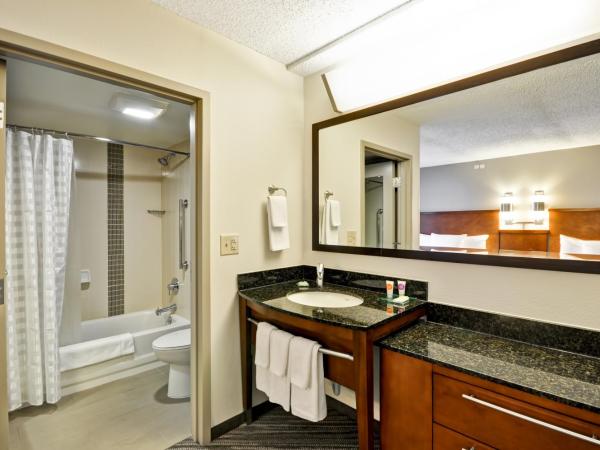 Hyatt Place Albuquerque Uptown : photo 10 de la chambre chambre lit king-size avec baignoire accessible aux personnes à mobilité réduite