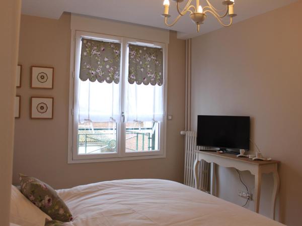 Au Coeur De Beauvais : photo 4 de la chambre chambre double ou lits jumeaux supérieure avec vue sur ville