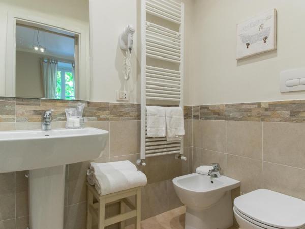 B&B Le Grazie : photo 9 de la chambre chambre familiale avec salle de bains privative