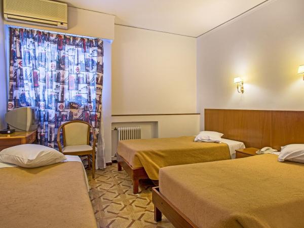 Nefeli Hotel : photo 1 de la chambre chambre lits jumeaux avec lit d’appoint - 301