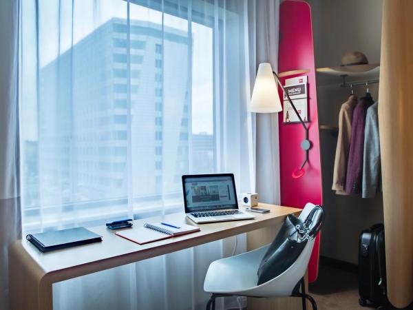 Ibis Wroclaw Centrum : photo 7 de la chambre chambre classique avec un lit