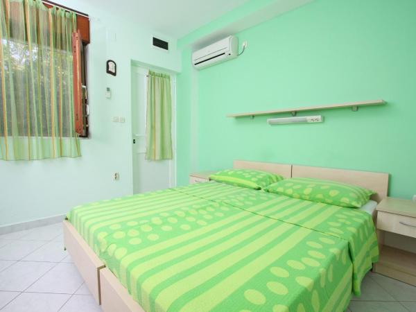 Apartments and Rooms Vesna Novalja : photo 1 de la chambre chambre double ou lits jumeaux avec salle de bains privative