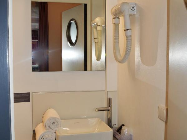 Hotel La Marine, Vieux Port : photo 8 de la chambre chambre double moyenne - côté cour