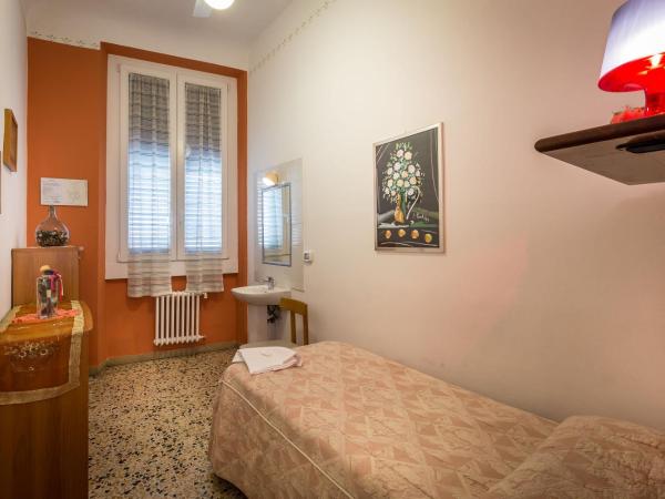 Hotel Ferretti : photo 4 de la chambre chambre simple avec salle de bains commune