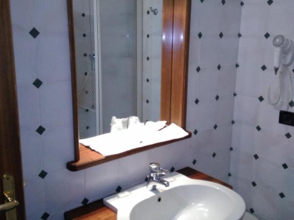 Albergo Al Gobbo : photo 5 de la chambre chambre triple avec salle de bains privative