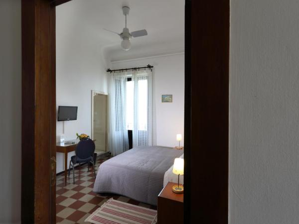 Villa Astoria : photo 4 de la chambre chambre double ou lits jumeaux avec balcon - vue sur mer