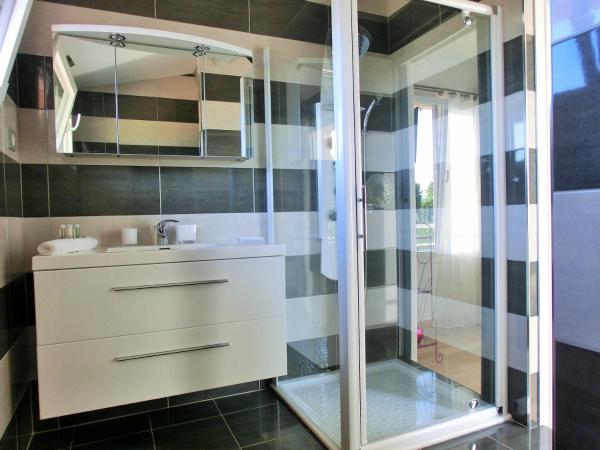 Villa Azur Golf : photo 9 de la chambre chambre double supérieure avec terrasse - vue sur mer