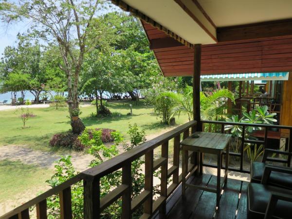 Bangbaobeach Resort : photo 6 de la chambre bungalow - vue sur mer 