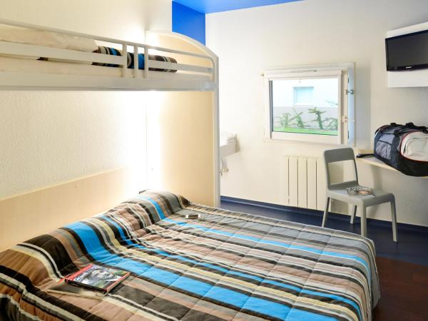 hotelF1 Evreux Sud : photo 3 de la chambre chambre triple avec salle de bains commune