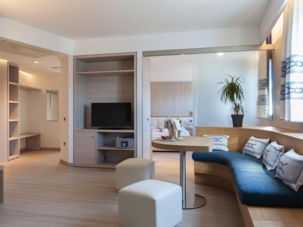 Mercure Olbia : photo 2 de la chambre suite familiale standard avec 2 chambres communicantes