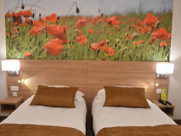 Logis Hôtel - La Chambre d'Amiens : photo 1 de la chambre chambre double ou lits jumeaux avec balcon