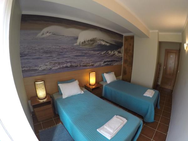 Supertubos Beach Hostel : photo 5 de la chambre chambre lits jumeaux avec salle de bains commune