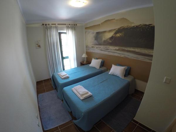 Supertubos Beach Hostel : photo 4 de la chambre chambre lits jumeaux avec salle de bains commune