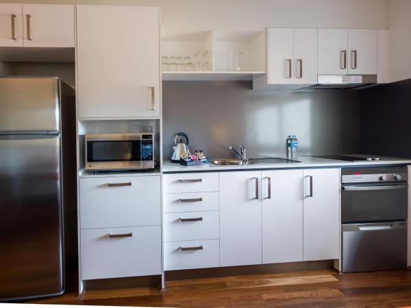 Essence Apartments Chermside : photo 6 de la chambre studio balcon - lit king-size