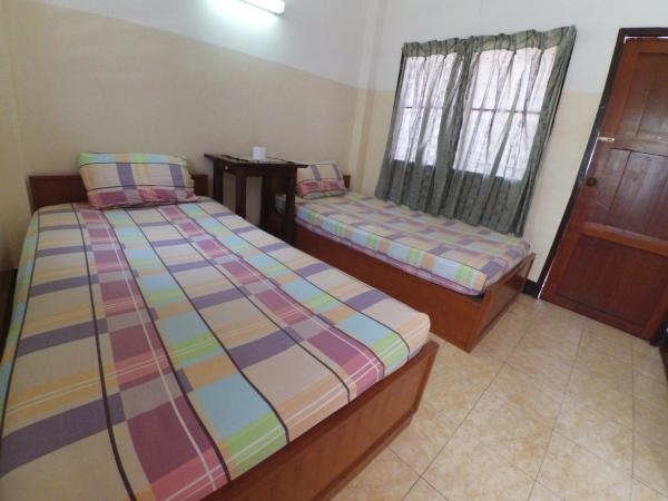 Sarah Guest House : photo 4 de la chambre chambre lits jumeaux avec salle de bains