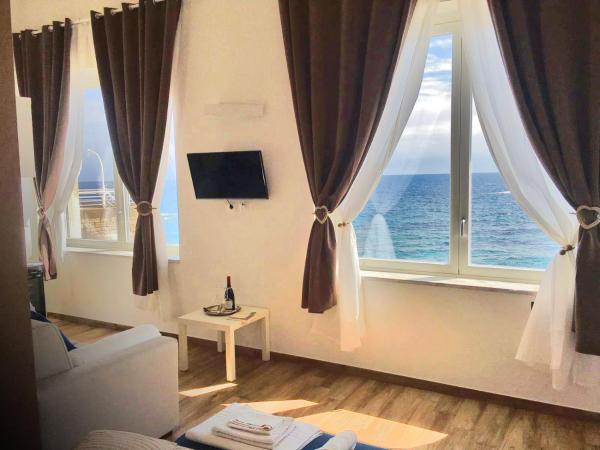 MarLove Siracusa - Private Sea Access - Self-check in : photo 6 de la chambre chambre lit king-size - vue sur mer