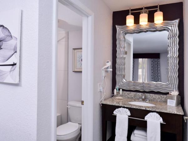 Clarion Inn & Suites Across From Universal Orlando Resort : photo 5 de la chambre chambre avec 2 lits queen-size (pas de taxe de séjour)