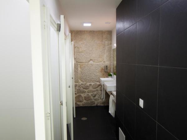 Happy Porto Hostel & Apartments : photo 4 de la chambre lit dans dortoir mixte de 8 lits avec salle de bains privative - vue sur rivière