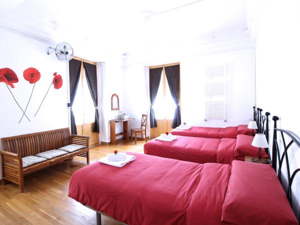 Kasa Katia Eco Guest House : photo 3 de la chambre chambre triple avec salle de bains commune