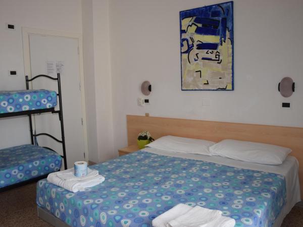 Hotel Villa Elia : photo 6 de la chambre chambre quadruple avec balcon 