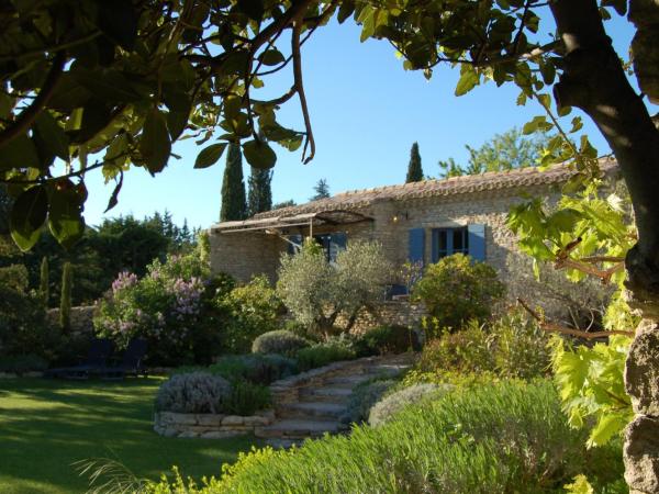 Mas de la Beaume : photo 3 de la chambre suite - vue sur jardin
