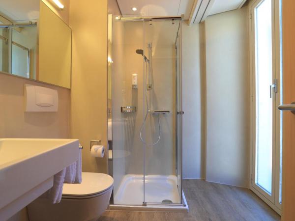 New Elvezia : photo 5 de la chambre chambre lits jumeaux avec balcon - vue latérale sur lac