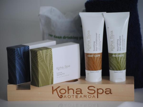 Fairway Motel & Apartments : photo 8 de la chambre suite lit king-size avec baignoire spa