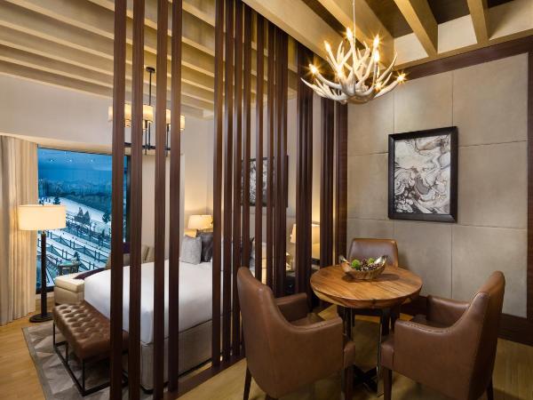 Kempinski Hotel Mall of the Emirates, Dubai : photo 1 de la chambre chalet de ski aspen - accès pour 2 personnes au snow park de ski dubaï, majordome privé, accès au salon avec goûter, cocktail en soirée, rafraîchissements sans alcool et canapes