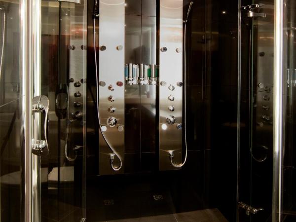 Hotel Plaza Quebec : photo 5 de la chambre suite rouge avec 1 lit queen-size et 1 lit escamotable queen-size