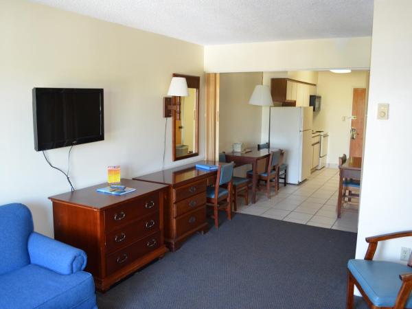 Holiday Sands South : photo 3 de la chambre studio avec lit queen-size + canapé-lit + coin cuisine - vue sur boulevard - t7