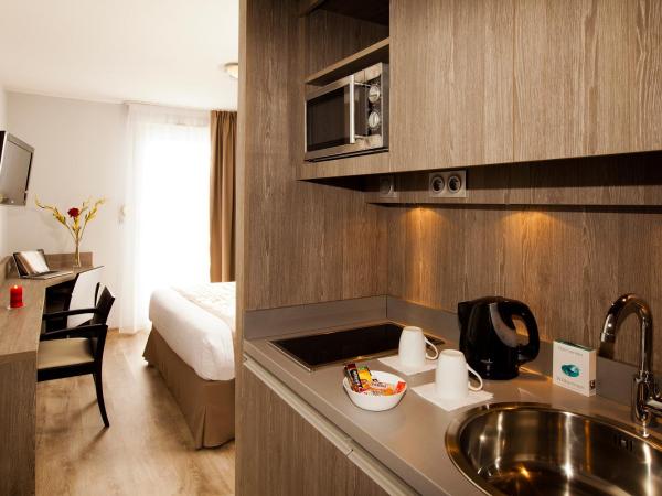 Séjours & Affaires Grenoble Marie Curie : photo 3 de la chambre studio (2 adultes)