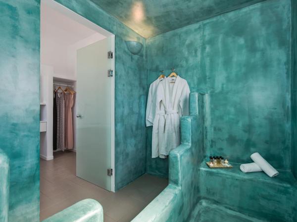 Villa Irini Fira - Adults Only : photo 9 de la chambre suite lune de miel avec bain à remous extérieur chauffé - vue sur caldeira