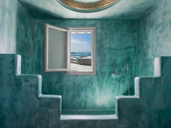 Villa Irini Fira - Adults Only : photo 8 de la chambre suite lune de miel avec bain à remous extérieur chauffé - vue sur caldeira