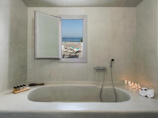 Villa Irini Fira - Adults Only : photo 10 de la chambre suite lune de miel avec bain à remous extérieur chauffé - vue sur caldeira