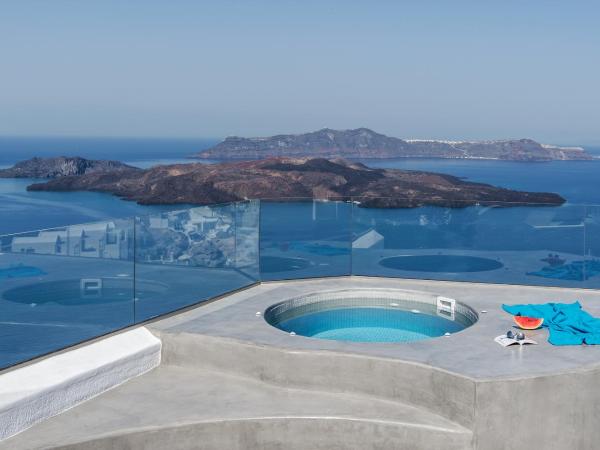 Villa Irini Fira - Adults Only : photo 2 de la chambre suite lune de miel avec bain à remous extérieur chauffé - vue sur caldeira
