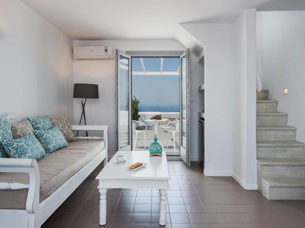 Villa Irini Fira - Adults Only : photo 5 de la chambre suite lune de miel avec bain à remous extérieur chauffé - vue sur caldeira