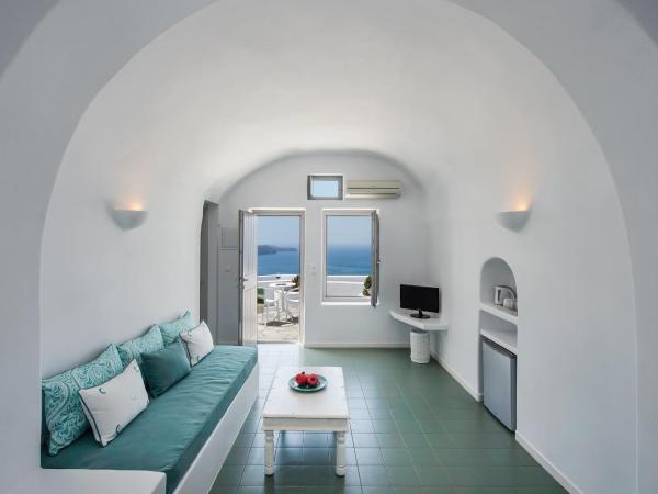 Villa Irini Fira - Adults Only : photo 6 de la chambre suite supérieure avec bain à remous extérieur chauffé - vue sur caldeira