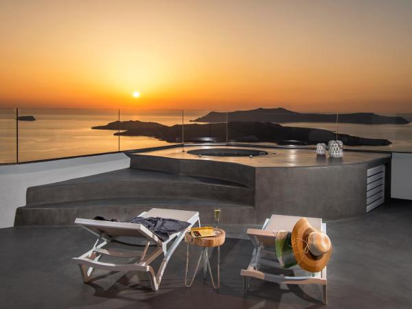 Villa Irini Fira - Adults Only : photo 3 de la chambre suite lune de miel avec bain à remous extérieur chauffé - vue sur caldeira