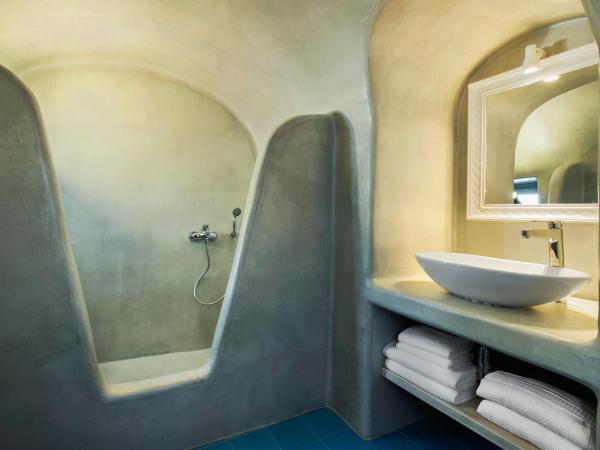 Villa Irini Fira - Adults Only : photo 8 de la chambre suite supérieure avec bain à remous extérieur chauffé - vue sur caldeira