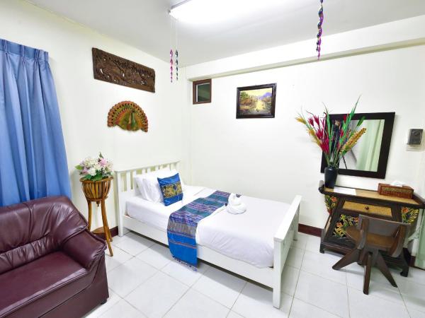 Saithong House : photo 5 de la chambre chambre double ou lits jumeaux avec lit d'appoint