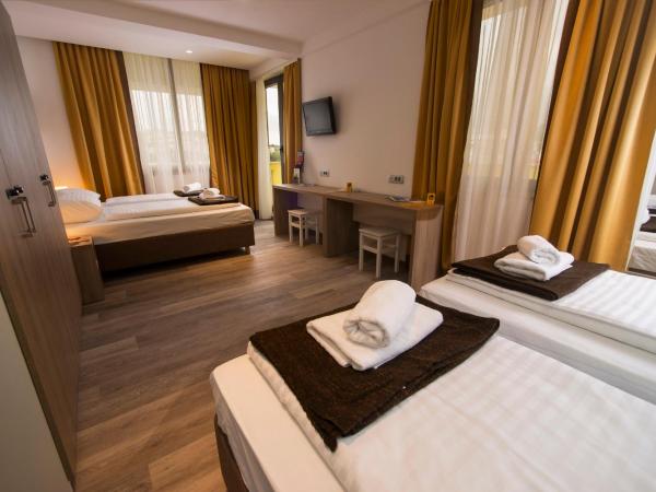 Hostel Sol : photo 1 de la chambre chambre quadruple avec balcon