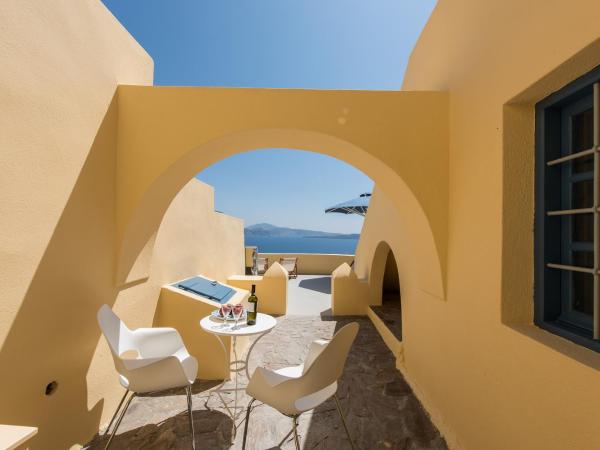 Horizon Aeifos Suites : photo 5 de la chambre suite familiale avec mezzanine - vue sur caldeira