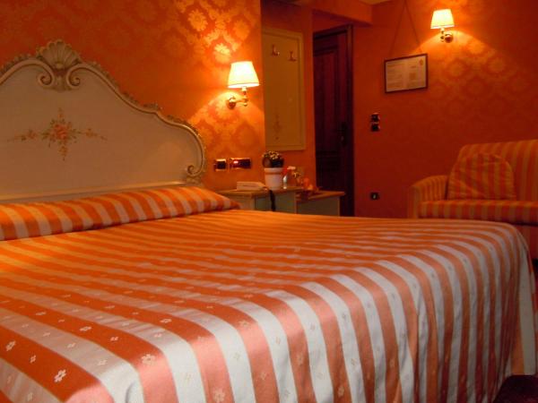 Hotel Lux : photo 2 de la chambre chambre triple avec salle de bains privative
